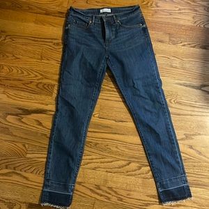 Ann Taylor Loft Dark Wash Skinny Jeans. Size 2 (26). Great condition, Worn once.